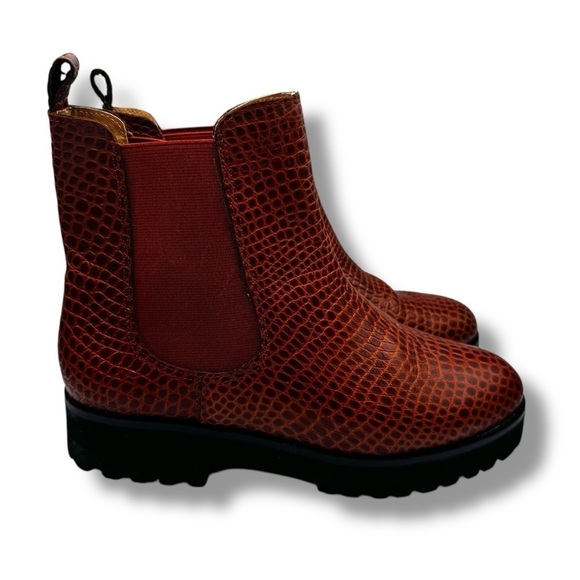 Andre Assous Peggy Lug Sole Chelsea Boot, Cognac Snake Print, Size 7 - Picture 2 of 11